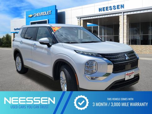 Used 2024 Mitsubishi Outlander ES image 1