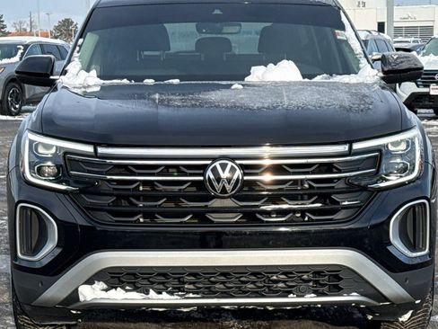 Used 2024 Volkswagen Atlas Peak Edition SE image 3