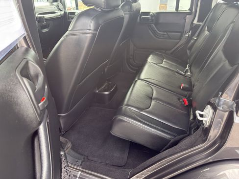 Used 2017 Jeep Wrangler Unlimited Sahara image 11