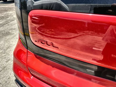 Used 2018 Kia Soul ! FWD image 4