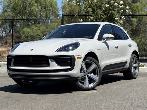 Used 2025 Porsche Macan Loaner image 1