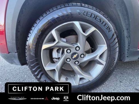 Used 2025 Chevrolet Trax LT FWD image 29