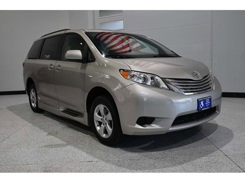 Used 2015 Toyota Sienna LE FWD image 3