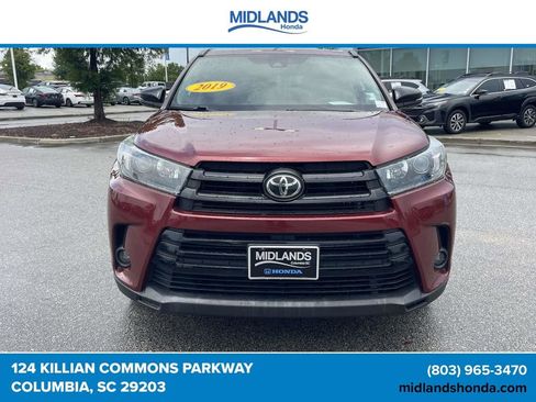 Used 2019 Toyota Highlander SE w/ Nightshade Edition AWD/4WD image 2