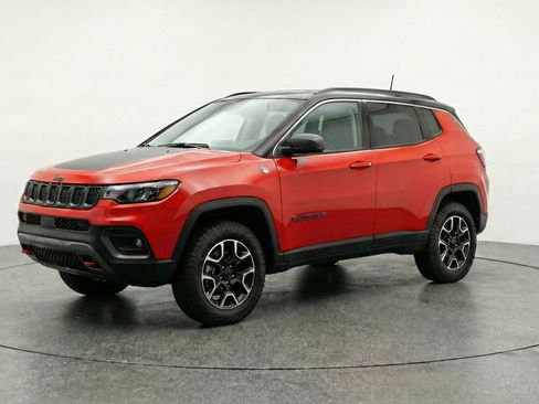 Used 2025 Jeep Compass Trailhawk image 3