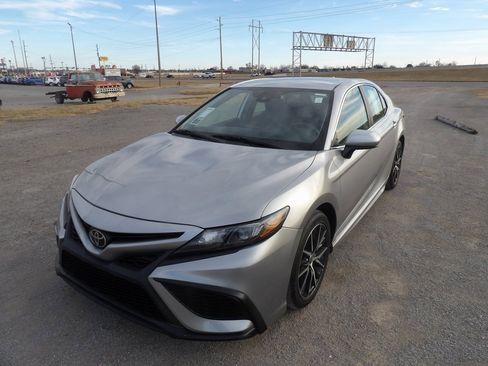 Used 2021 Toyota Camry SE image 2