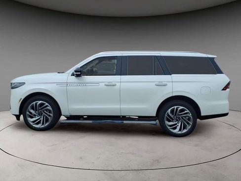 New 2026 Lincoln Navigator Reserve AWD/4WD image 2