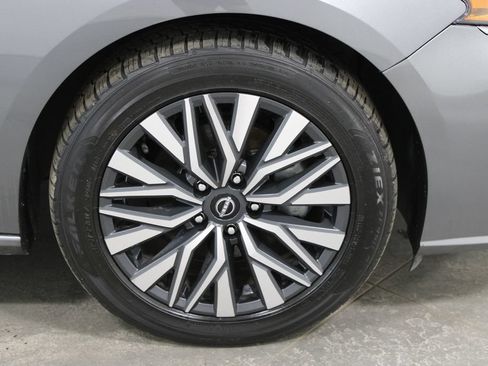 Used 2024 Nissan Altima 2.5 SV FWD image 13