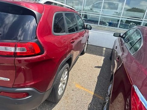Used 2017 Jeep Cherokee Latitude w/ Safety/Convenience Group AWD/4WD image 3