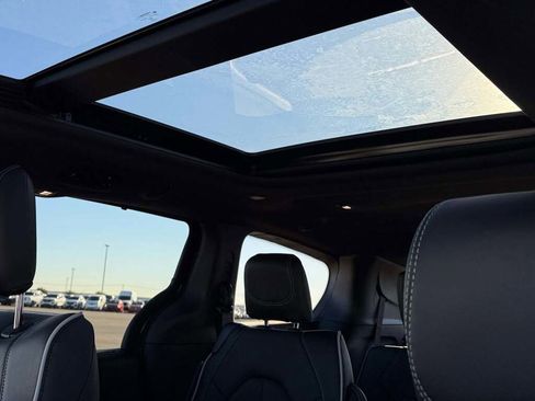 New 2026 Chrysler Pacifica Limited image 21