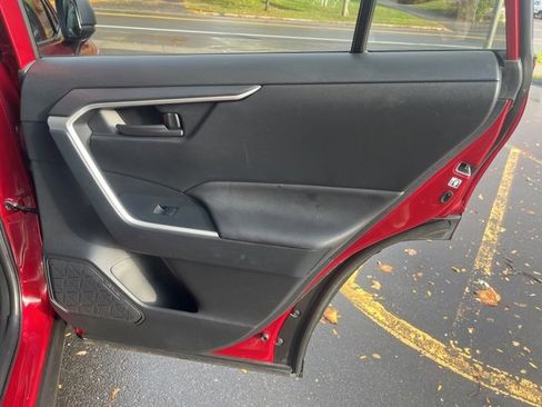 Used 2019 Toyota RAV4 LE image 14