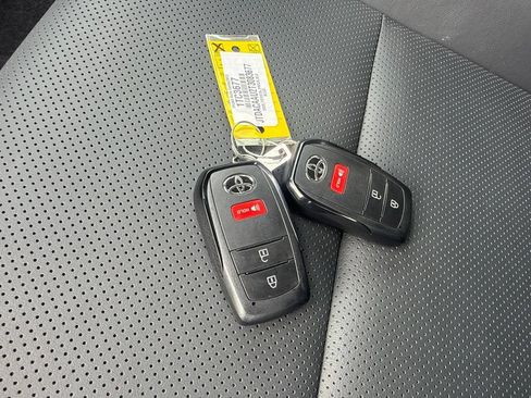 Used 2026 Toyota Prius XLE FWD image 25