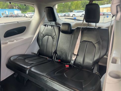 Used 2020 Chrysler Pacifica Touring-L image 15