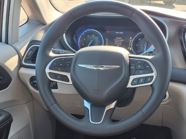 Used 2024 Chrysler Pacifica Touring-L FWD image 22