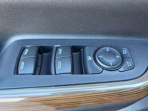 Used 2022 GMC Acadia SLE w/ Driver Convenience Package image 4