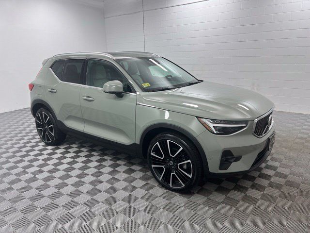 Certified 2023 Volvo XC40 B5 Ultimate w/ Protection Package Premier AWD/4WD image 4