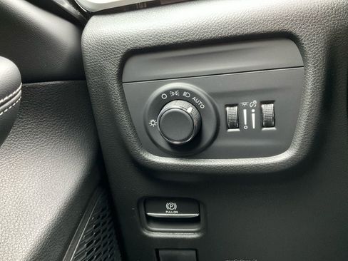 New 2025 Jeep Grand Cherokee Altitude image 21