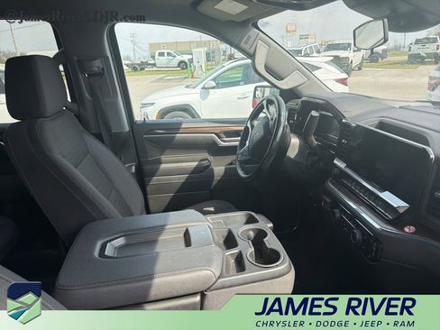 Used 2025 Chevrolet Silverado 1500 LT image 2