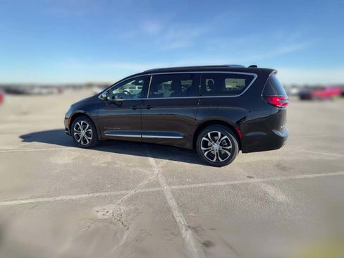 New 2026 Chrysler Pacifica Pinnacle image 7