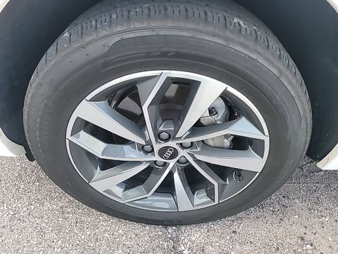 Used 2022 Audi Q5 2.0T Premium w/ Convenience Package image 3