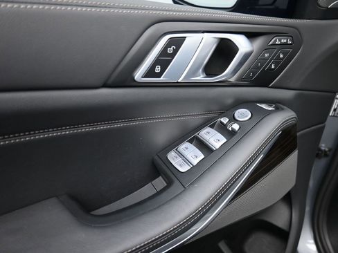 Used 2025 BMW X7 M60i image 9