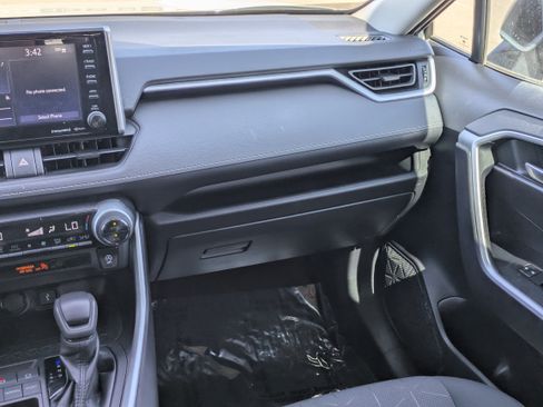 Used 2021 Toyota RAV4 XLE w/ Convenience Package FWD image 17