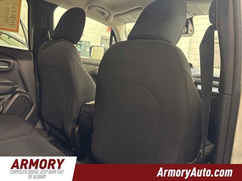 Used 2023 Jeep Renegade Latitude image 32