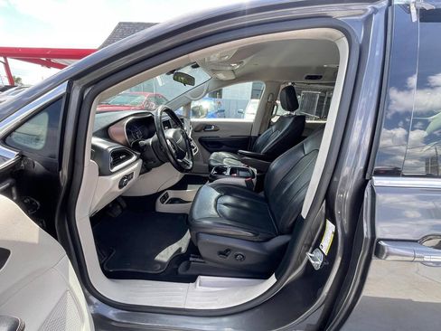 Used 2018 Chrysler Pacifica Touring-L FWD image 6