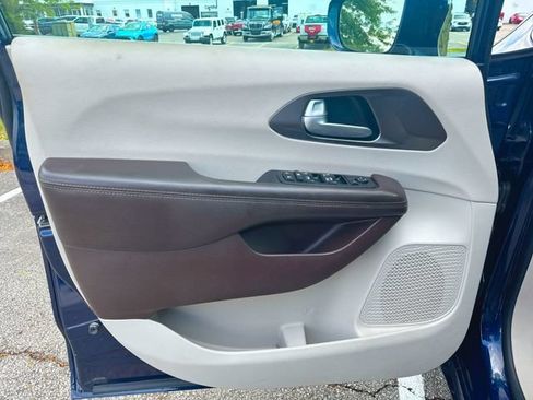 Used 2017 Chrysler Pacifica Touring-L FWD image 21