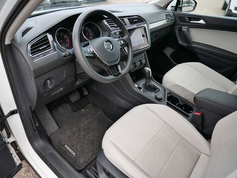 Used 2020 Volkswagen Tiguan SE w/ Panoramic Sunroof Package image 2