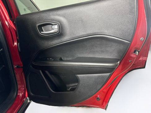 Used 2018 Jeep Compass Latitude w/ Popular Equipment Group FWD image 27
