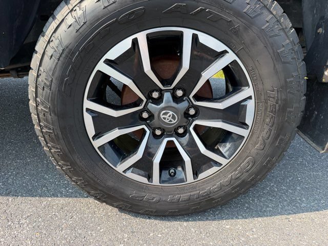 Used 2020 Toyota Tacoma TRD Sport w/ Technology Package AWD/4WD image 29