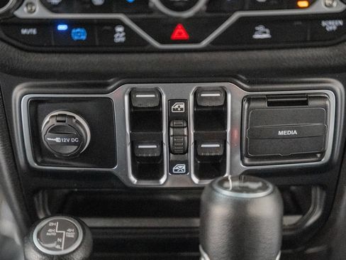 Used 2024 Jeep Wrangler Unlimited w/ Convenience Group AWD/4WD image 31