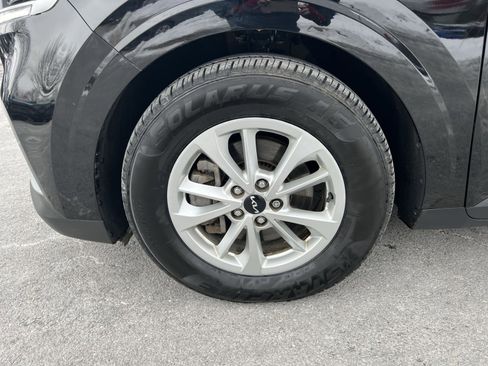 Used 2022 Kia Carnival LX image 12