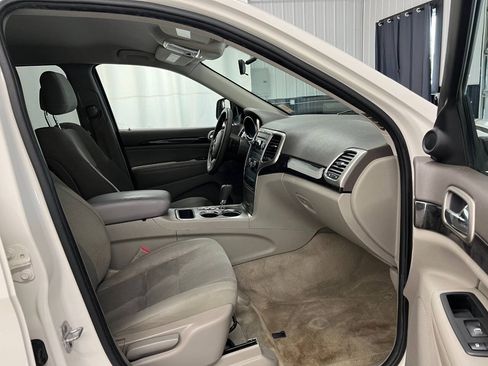 Used 2012 Jeep Grand Cherokee Laredo w/ Laredo E Group AWD/4WD image 11