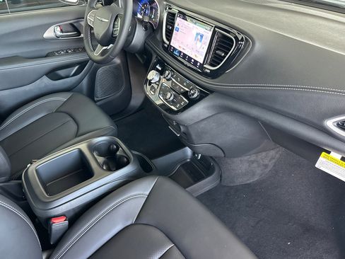 New 2026 Chrysler Pacifica Select image 17