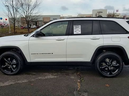 New 2025 Jeep Grand Cherokee Altitude image 5