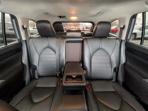 Used 2021 Toyota Highlander XLE image 23