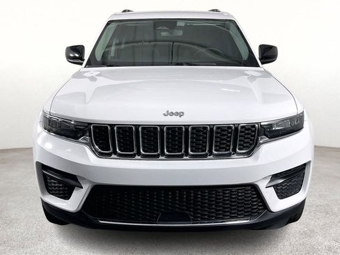 Used 2023 Jeep Grand Cherokee Laredo image 5