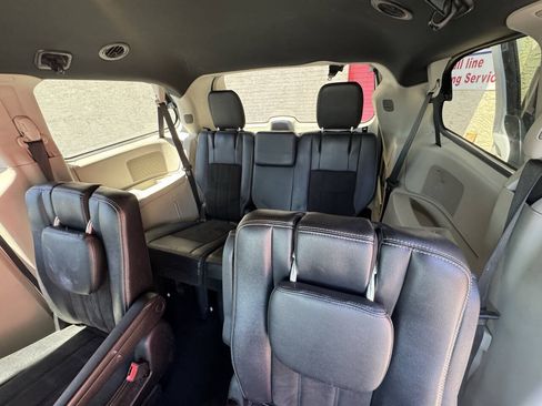 Used 2019 Dodge Grand Caravan SXT FWD image 17