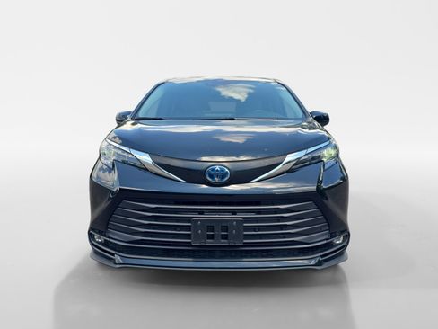 Used 2025 Toyota Sienna XLE FWD image 9