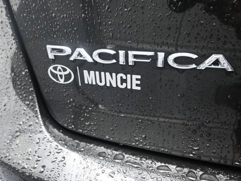 Used 2022 Chrysler Pacifica Touring-L FWD image 35