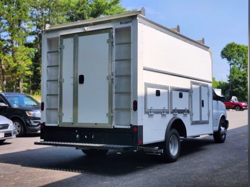 Used 2022 Chevrolet Express 3500 w/ Power Convenience Package RWD image 5