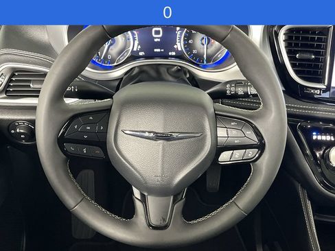 Used 2025 Chrysler Pacifica Limited FWD image 15