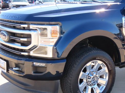 Used 2022 Ford F250 Platinum w/ FX4 Off-Road Package image 3