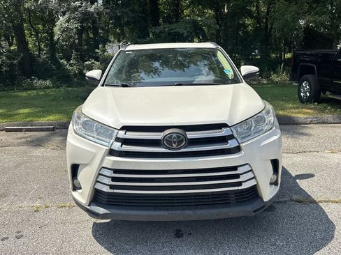 Used 2017 Toyota Highlander XLE FWD image 2