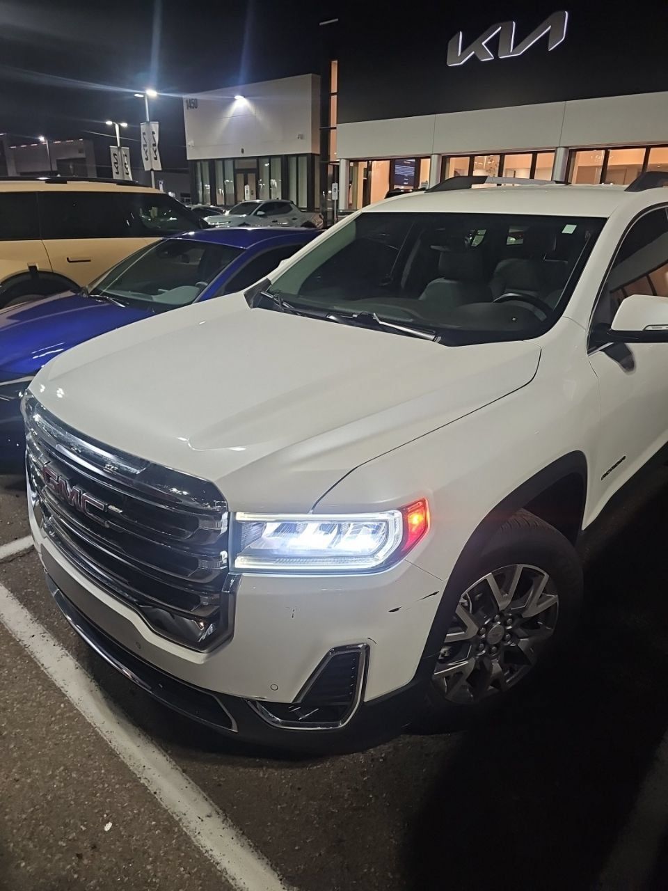 Used 2023 GMC Acadia SLT w/ Preferred Package FWD image 3