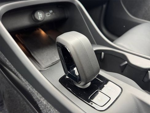 Certified 2025 Volvo XC40 B5 Core image 13