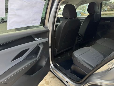 New 2025 Volkswagen Tiguan SE image 25