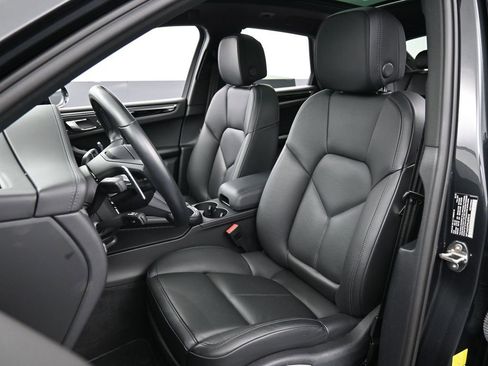 Certified 2022 Porsche Macan image 5